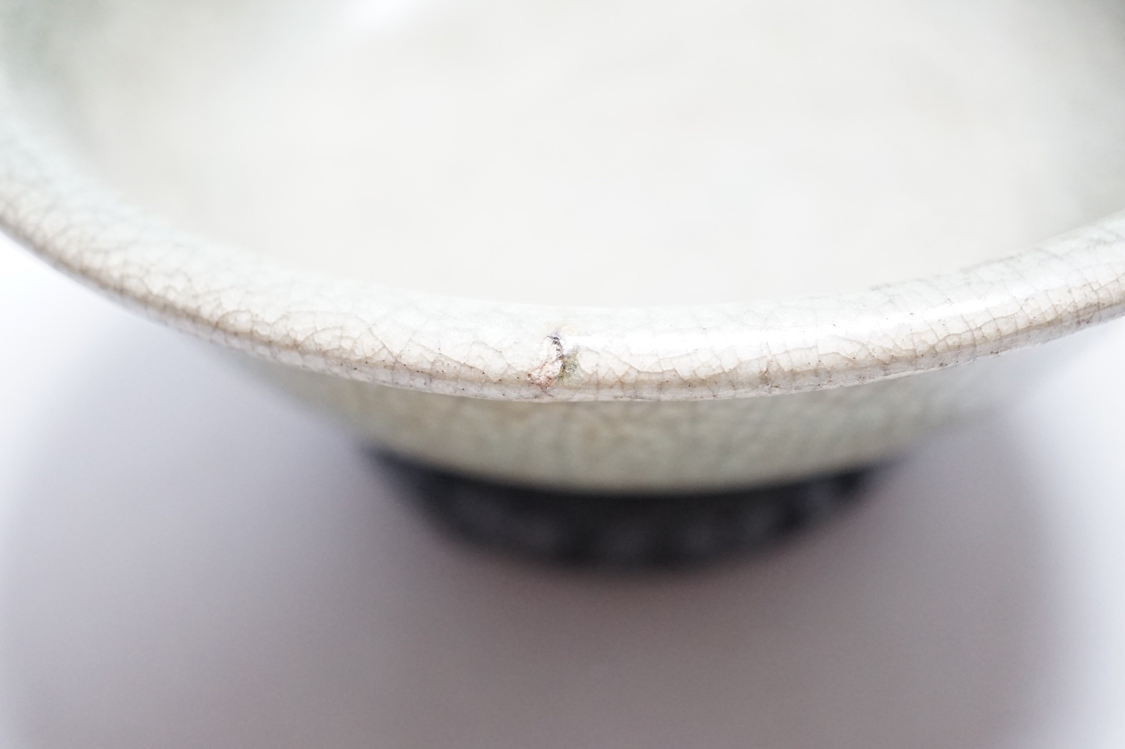 A Chinese Guan type green crackle glaze bowl, early 20th century 19cm diameter, on hardwood stand